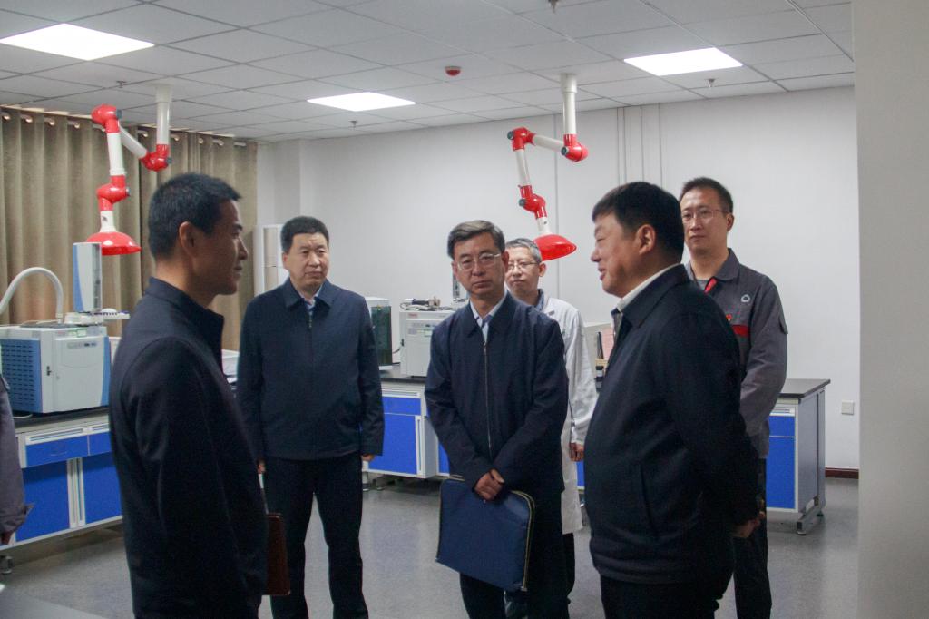 在调研指导过程中,闫子江一行慰问了一线干部职工,勉励他们要树立终身